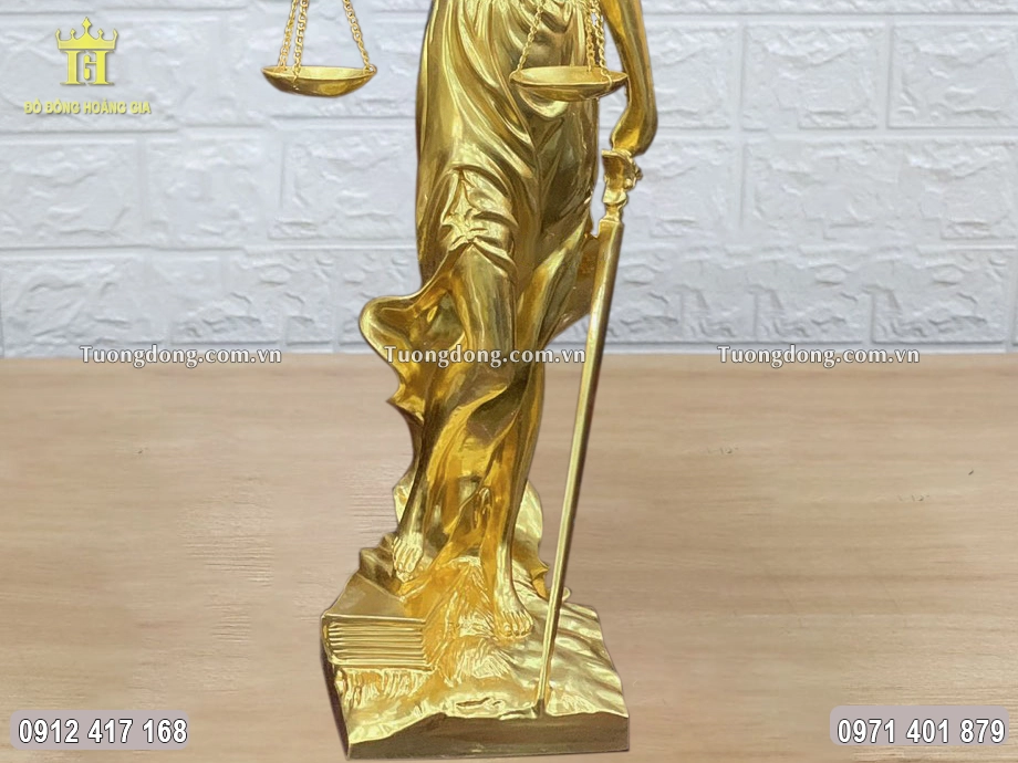 Cuốn sách là biểu trưng cho công lý cho pháp luật